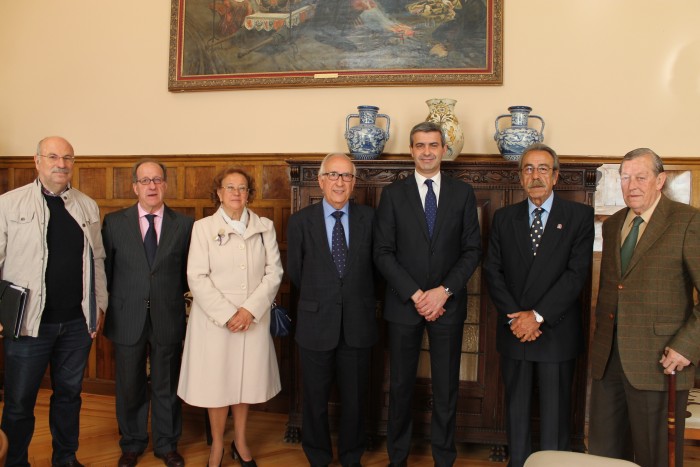 Álvaro Gutiérrez con los responsables de la Sociedad