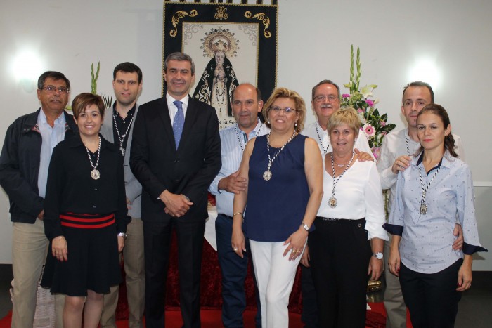 Imagen de Álvaro Gutiérrez junto a Javier Nicolás y los celadores de la Hermandad de la Virgen de la Soledad