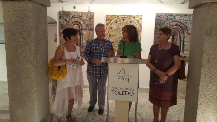 Ana Gómez inaugurando la exposición del Grupo Cedro junto a los artistas