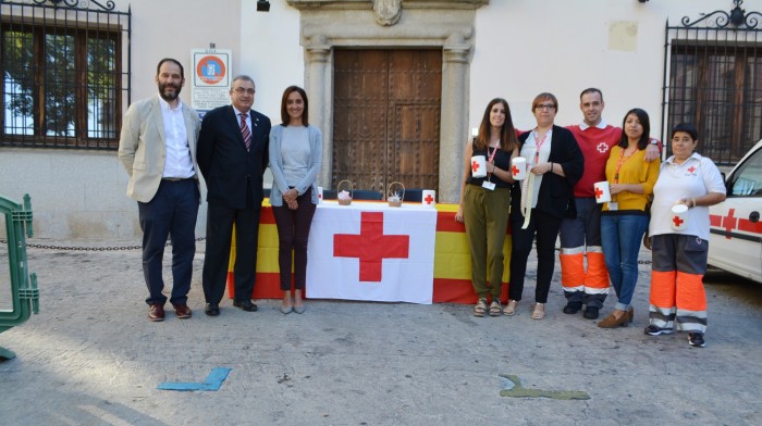 Imagen de Flora Bellon con el presidente de Cruz Roja en la provincia de Toledo, Juan Carlos Santos