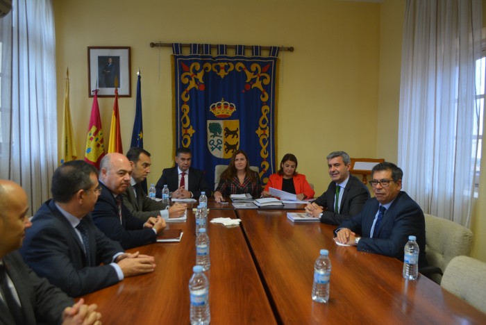 Imagen de Momento de la reunión mantenida hoy en Cebolla con representantes de cuatro administraciones