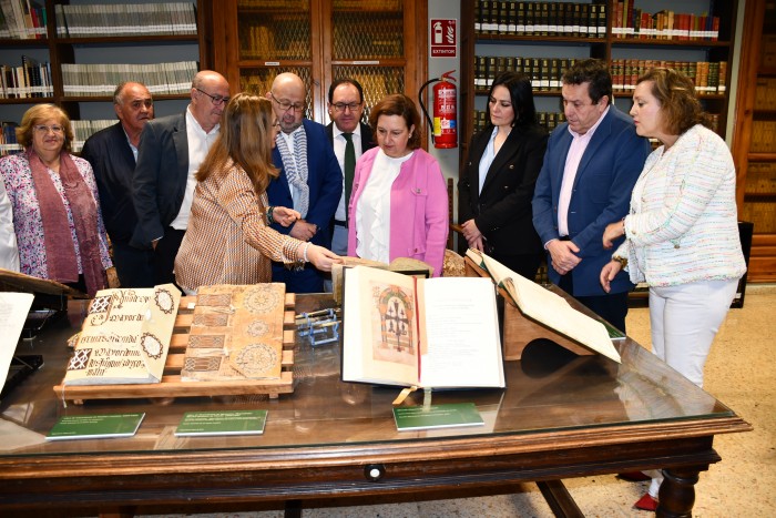 Imagen de Presidenta y diputados en el Archivo Provincial (Archivo)