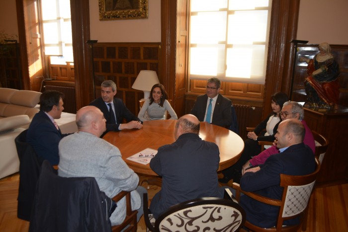 Álvaro Gutiérrez durante la reunión mantenida con representantes de la DO Mancha