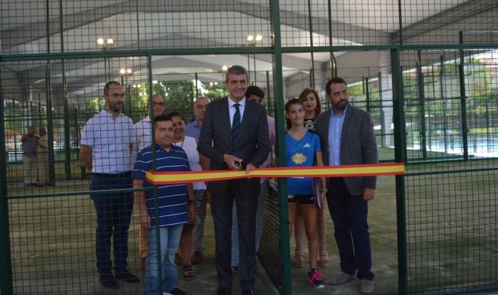 Imagen de Álvaro Gutiérrez inaugurando la cubierta de las pistas de pádel de Torrijos