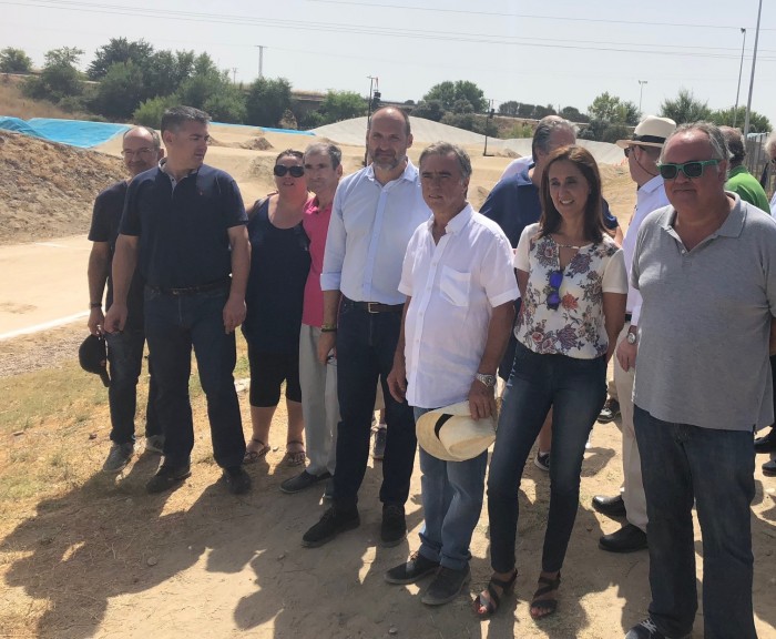 Imagen de Flora Bellón junto al alcalde en la inauguración del circuito BMX de El Casar de Talavera