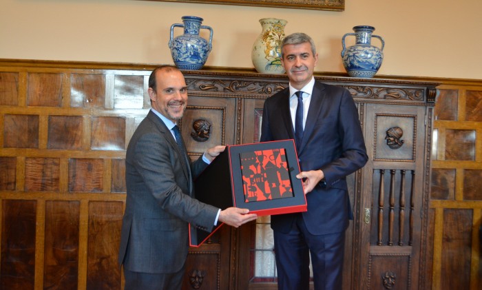 Pablo Bellido hace entrega del libro conmemorativo a Álvaro Gutiérrez