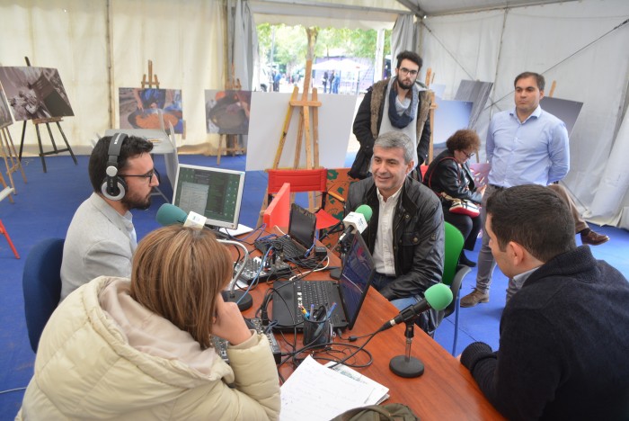 Imagen de Álvaro Gutiérrez atendiendo a las preguntas de Radio Consuegra