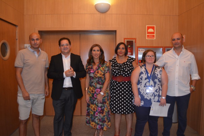 Imagen de Tomás Villarrubia con la presidenta de Down Toledo y miembros de la Junta Directiva