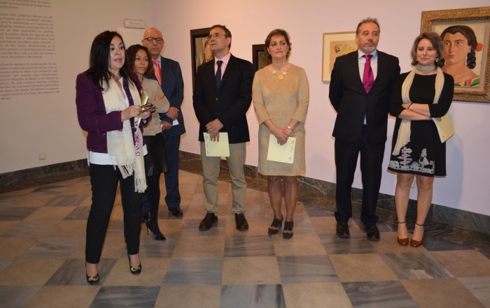 María Ángeles garcía recorre la exposición junto a las autoridades y artistas