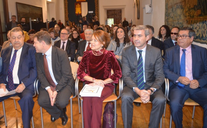 Imagen de Álvaro Gutiérrez junto a los asistentes al acto que ha unido discapacidad y Constitución