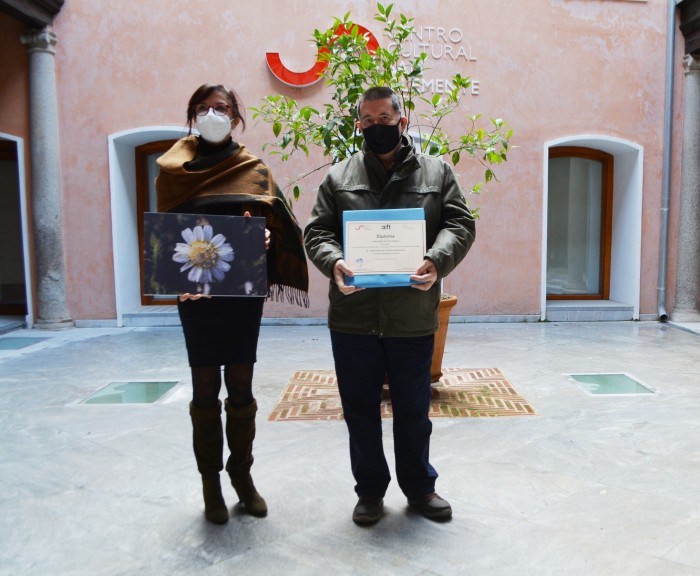 Imagen de Ana Gómez con el ganador del concurso de fotografía provincial