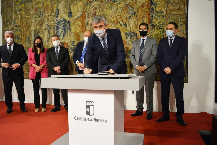 Imagen de Álvaro Gutiérrez firmando el convenio