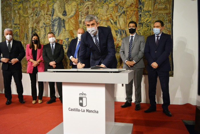 Álvaro Gutiérrez firmando el convenio