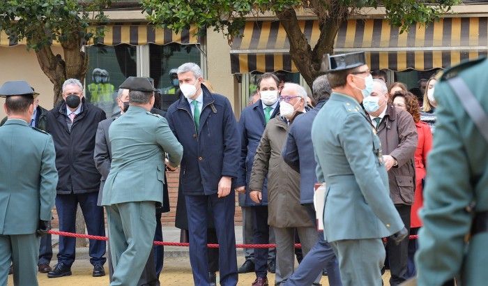 Imagen de Gutiérrez Saludando al general jefe de la Agrupación de Tráfico de la Guardia Civil