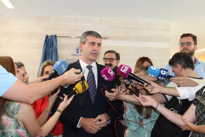 Imagen de Álvaro Gutiérrez atendiendo a los periodistas en el centro médico de Azucaica