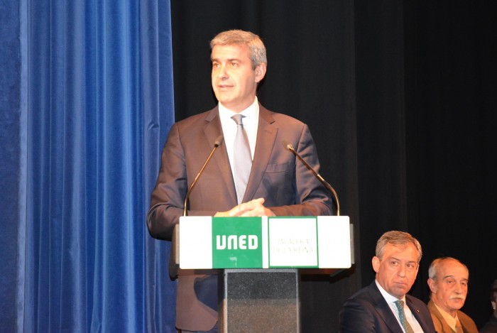 Álvaro Gutiérrez durante su intervención tras recibir la Meda de Oro de la UNED