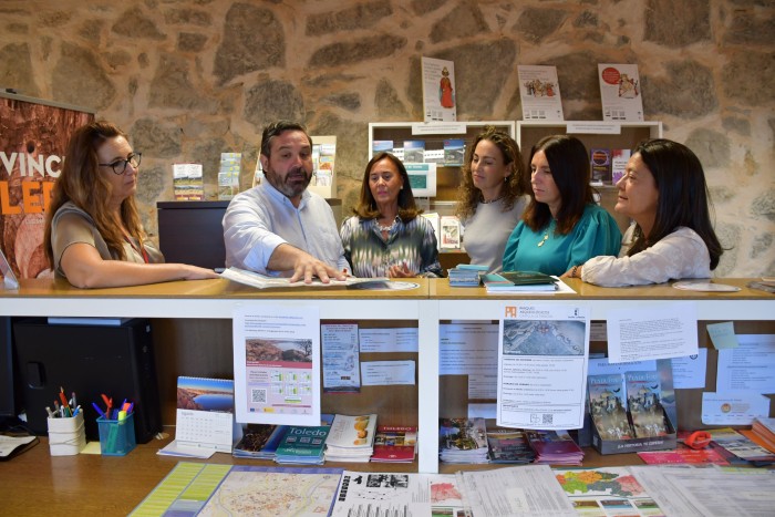 Joaquín Romera con las agentes de turismo de la Diputación