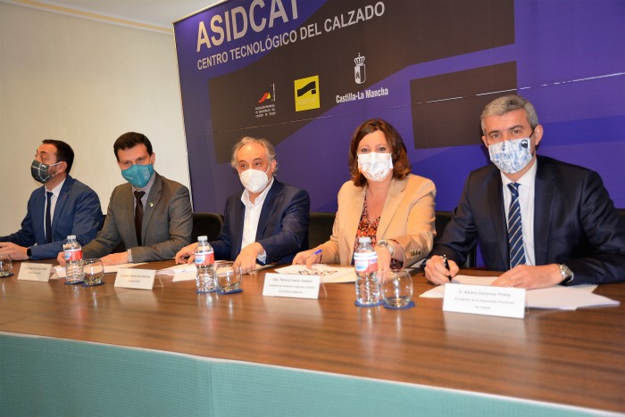 Imagen de Álvaro Gutiérrez en la firma del convenio de apoyo al sector del calzado de la provincia de Toledo