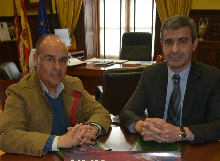 Imagen de Foto de archivo de Álvaro Gutiérrez y el alcale de Oropesa, Juan Antonio Morcillo