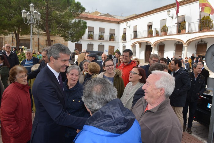 Imagen de Álvaro Gutiérrez salundo a vecinos y vecinas de Villarrubia de Santiago