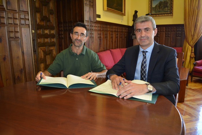 Álvaro Gutiérrez y Santiago Sánchez en la firma del convenio entre Diputación y Adito