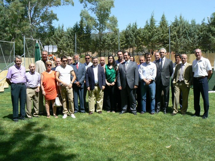 Imagen de García-Tizón en Los Baños del Robledidllo con diputados y alcaldes