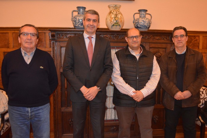 Álvaro Gutiérrez con el alcalde y concejales de Villaluenga de la Sagra