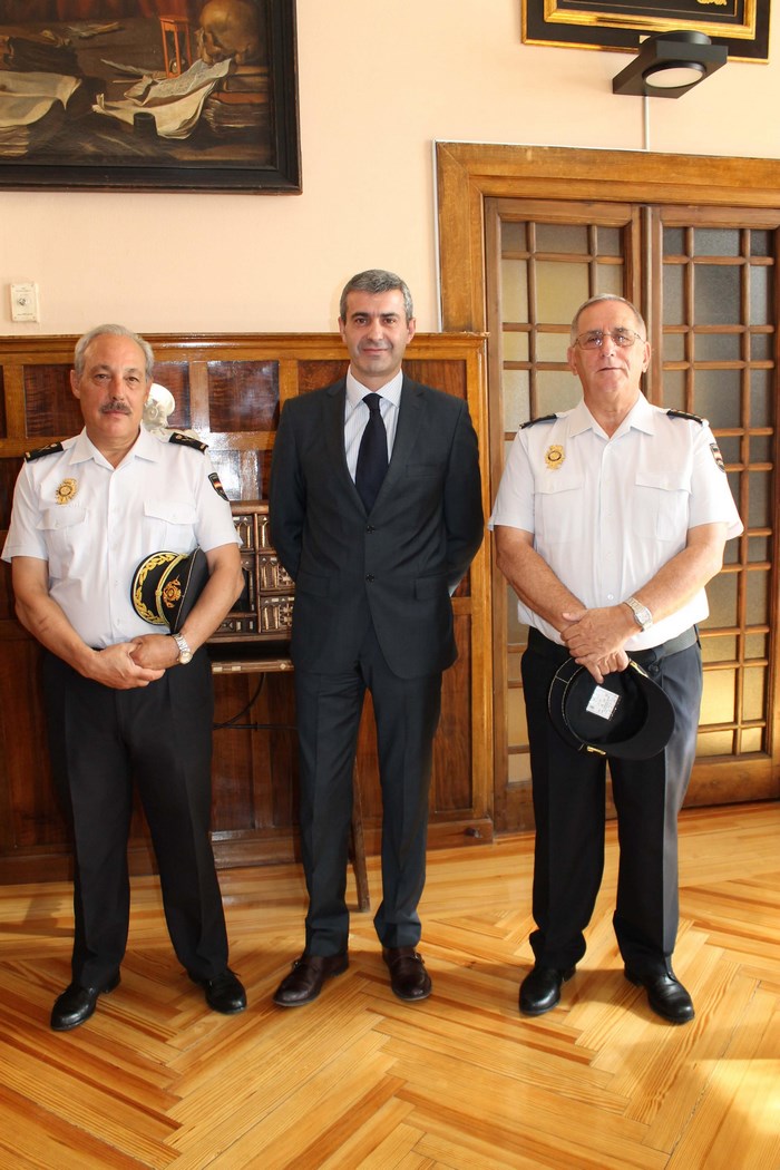 Imagen de Álvaro Gutiérrez con responsables policiales