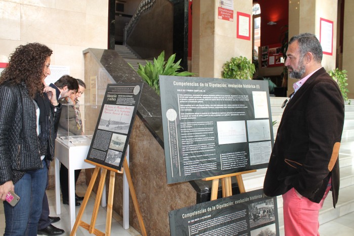 Imagen de Martín conoce la exposición con motivo del 39º Aniversario de la Constitución