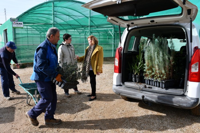 Imagen de 18012024 La diputada participa en el reparto de plantas (1)