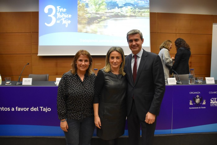 Imagen de Álvaro Gutiérrez junto a Milagros Tolón y Agustina García Élez