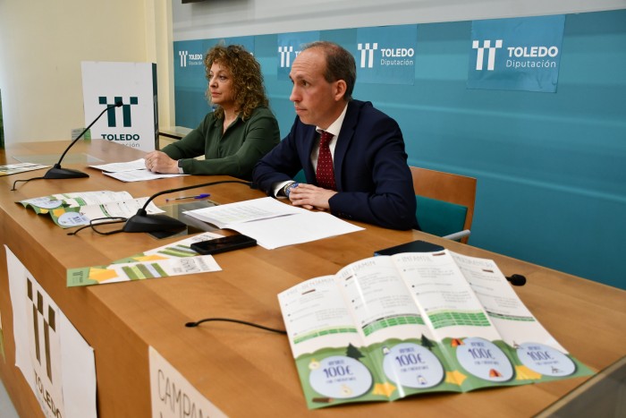 Daniel Arias y Concepción Magán en la presentación de los campamentos de verano