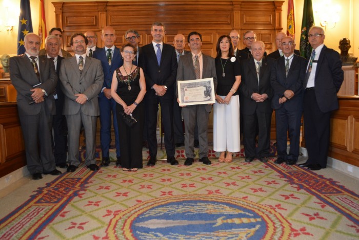 Imagen de Foto de familia con los académicos y el nuevo miembro