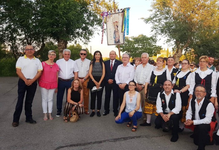Imagen de Ángel de Vega con la alcaldesa y miembros Coros y Danzas