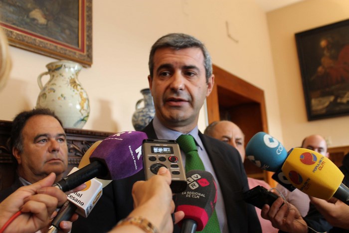 Imagen de Álvaro Gutiérrez atiende a los periodistas antes de reunirse con alcaldes
