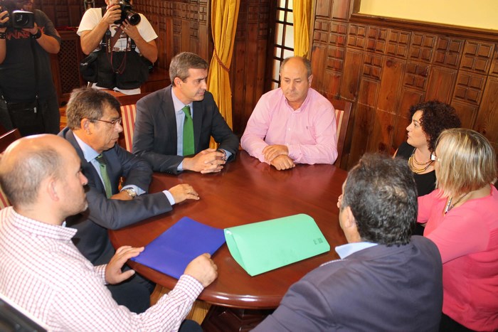 Álvaro Gutiérrez y Javier Nicolás con alcaldes afectados por las tormentas de granizo