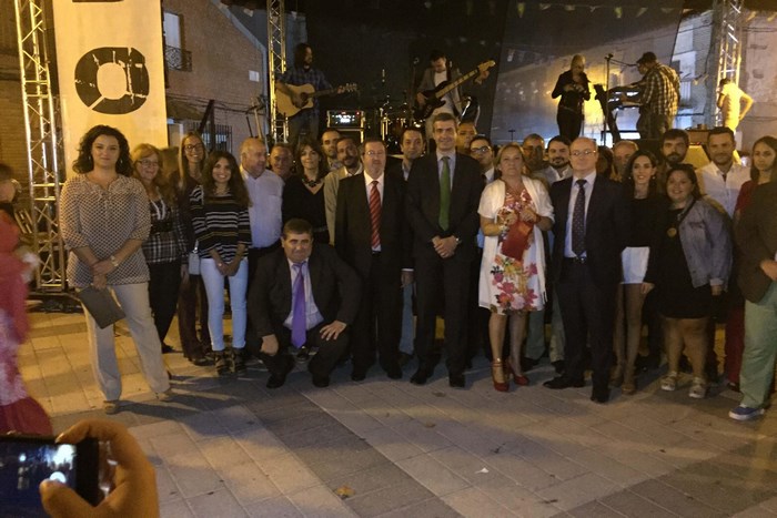 Imagen de El presidente de la Diputación junto al alcalde de Alcabón y otros alcaldes de localidades vecinas