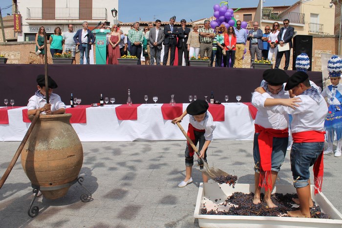 Los danzantes pisan el primer vino en la Fiesta del Vino de Méntrida