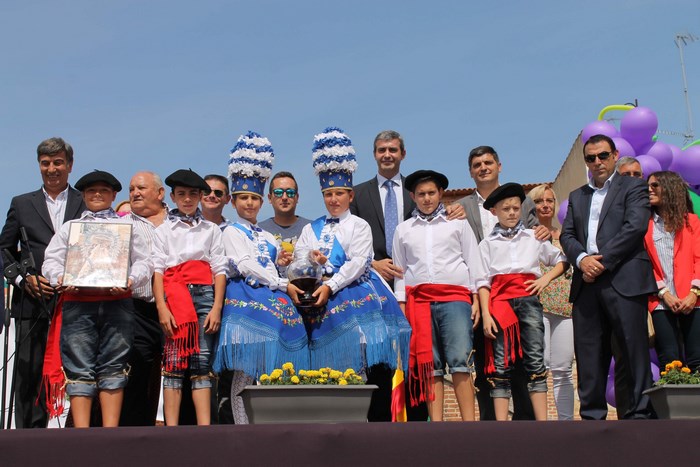 Imagen de Ofrecimiento a la Virgen del primer vino de la Fiesta del Vino de Méntrida