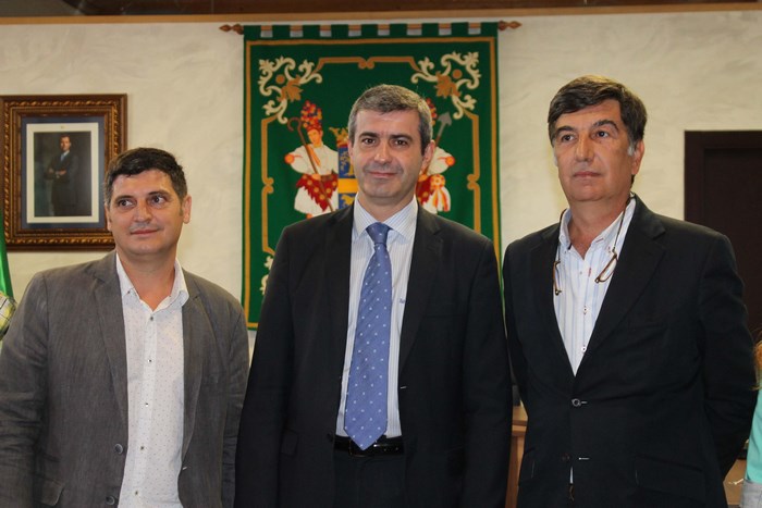 Imagen de Álvaro Gutiérrez con el alcalde de Méntrida y el presidente de la DO Méntrida