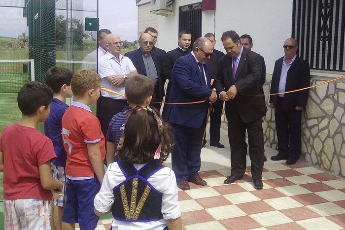 Imagen de José Luis Fernández e Ismael Ibáñez durante la inauguración de la pista de padel de El Bercial