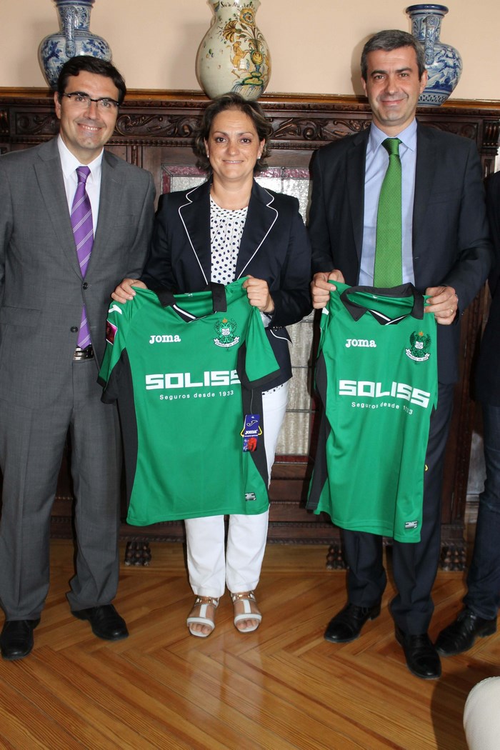 Imagen de El presidente del CD Toledo obsequió al presidente de la Diputación con camisetas del club deportivo