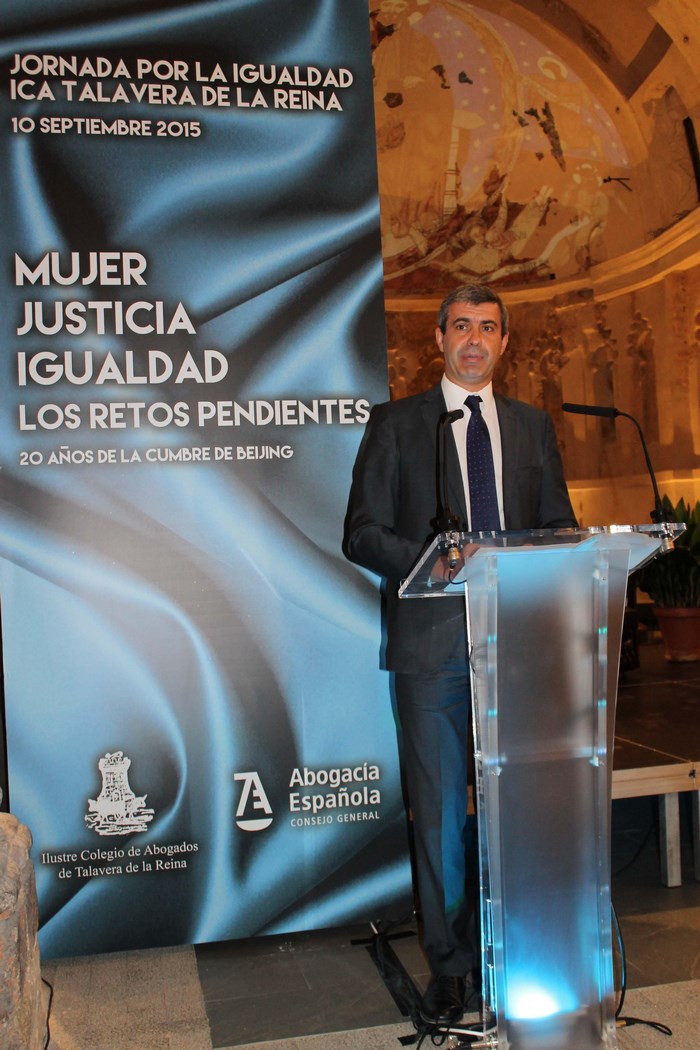 Imagen de Álvaro Gutiérrez interviniendo en el acto de inaguración de la jornada de igualdad