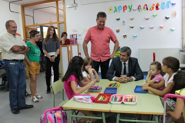Imagen de Álvaro Gutiérrez y David Palomares con los alumnos del colegio de Garciotúm