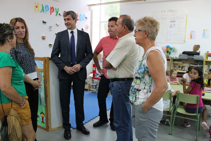 Imagen de El presidente de la Diputación charlando con la profesora y el alcalde de Garciotúm
