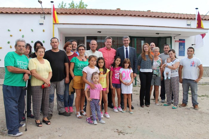 Gutiérrez junto al alcalde, padres, madres, profesores y alumnos esta mañana antes de entrar a clase