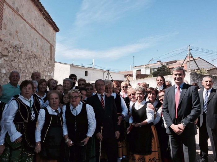 Imagen de Álvaro Gutiérrez junto al alcalde y vecinos y vecinas de Paredes de Escalona