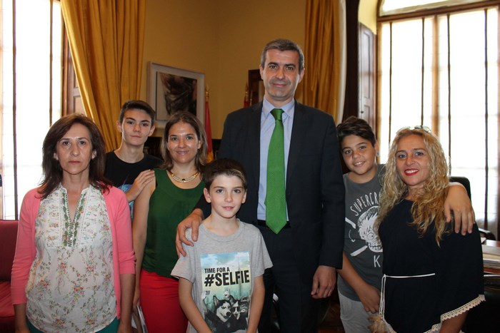 Álvaro Gutiérrez con la vicepresidenta de Afanion, Eva Ocaña, y miembros de la Asociacion