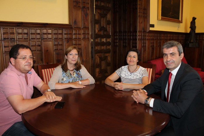 Álvaro Gutiérrez con los responsables de APANAS