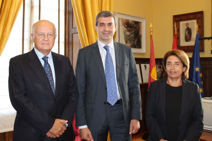Álvaro Gutiérrez con Juan Ignacio de Mesa y Paloma Acuña, de la Real Fundación Toledo
